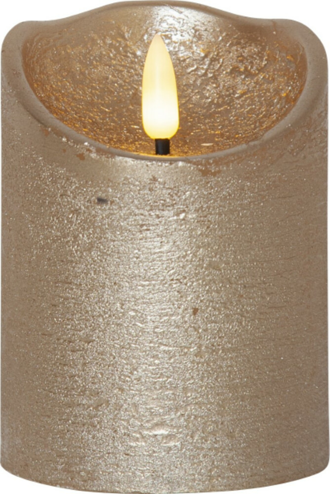 Natürlich aussehende, goldene LED Kerze von Star Trading mit rustikalem Flair und sanftem Licht