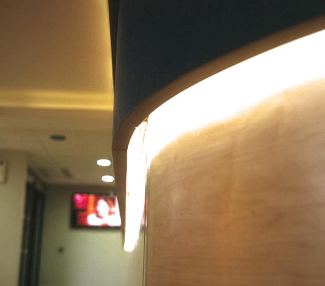 Schimmernder, warmweißer LED Streifen von LED Universum, perfekt für die Smart Home Umgebung