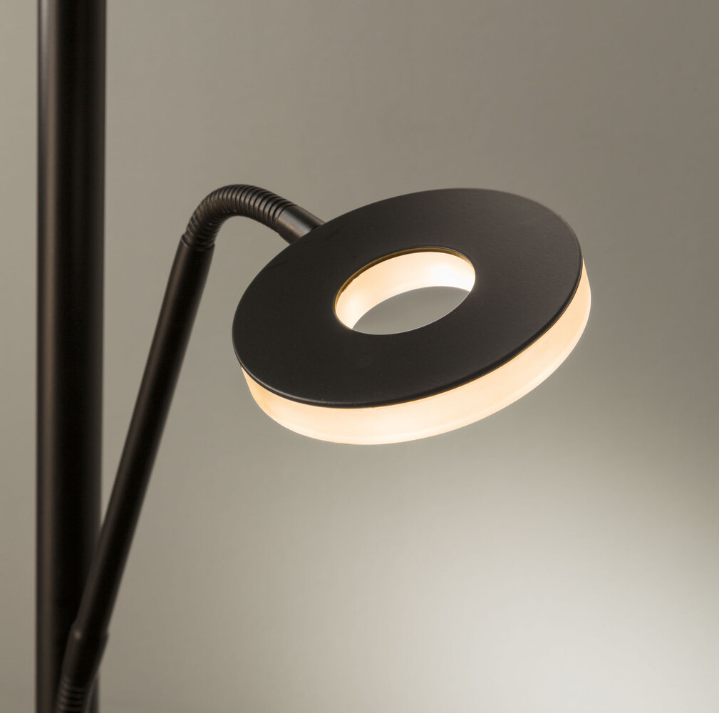 Elegante LED-Stehlampe in modernem Design von der Marke Fischer & Honsel