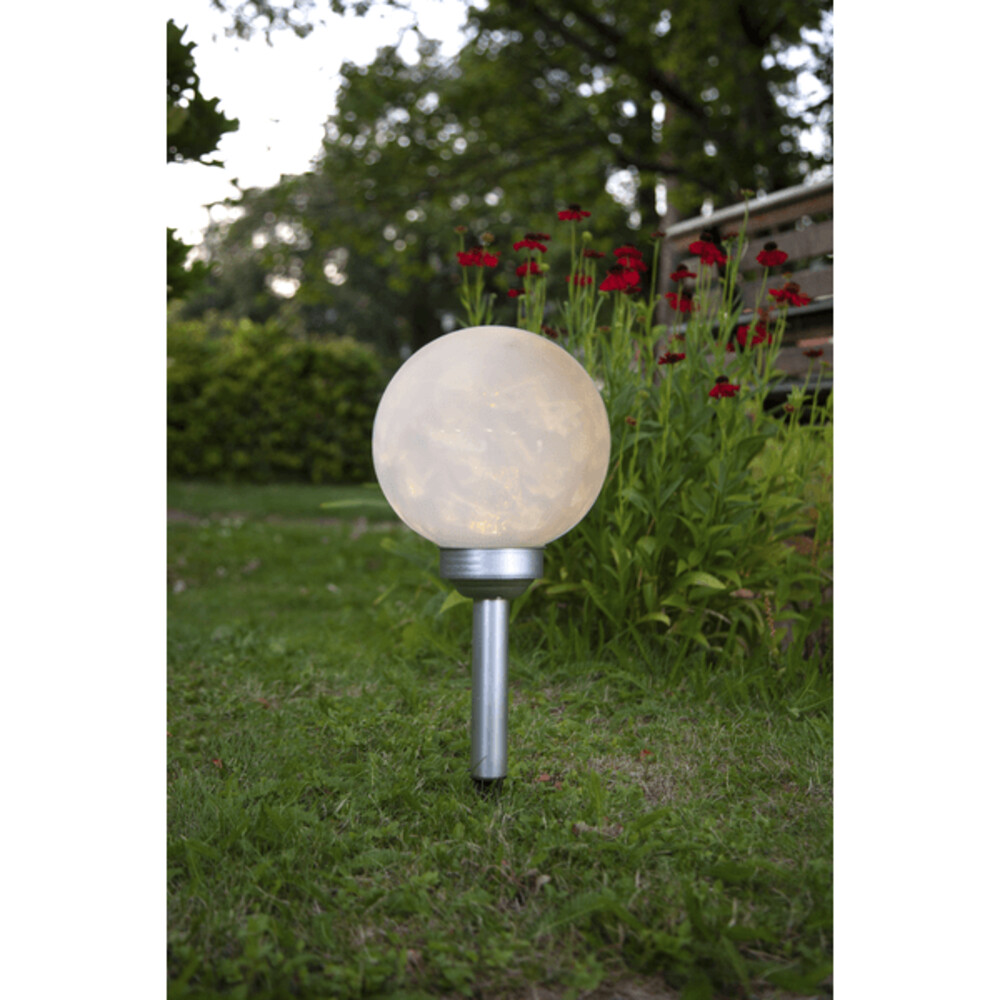 Weiße 20 cm Solar Kugel von Star Trading mit warmweißer LED und inklusive Erdspiess