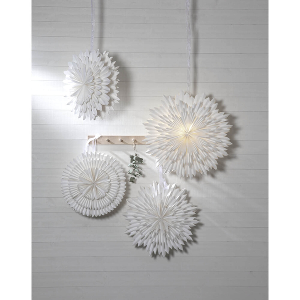 Schickes, dreischichtiges Dekorationsobjekt von Star Trading in Form eines zerknitterten weißen Papiertsterns mit einem Durchmesser von 50 cm