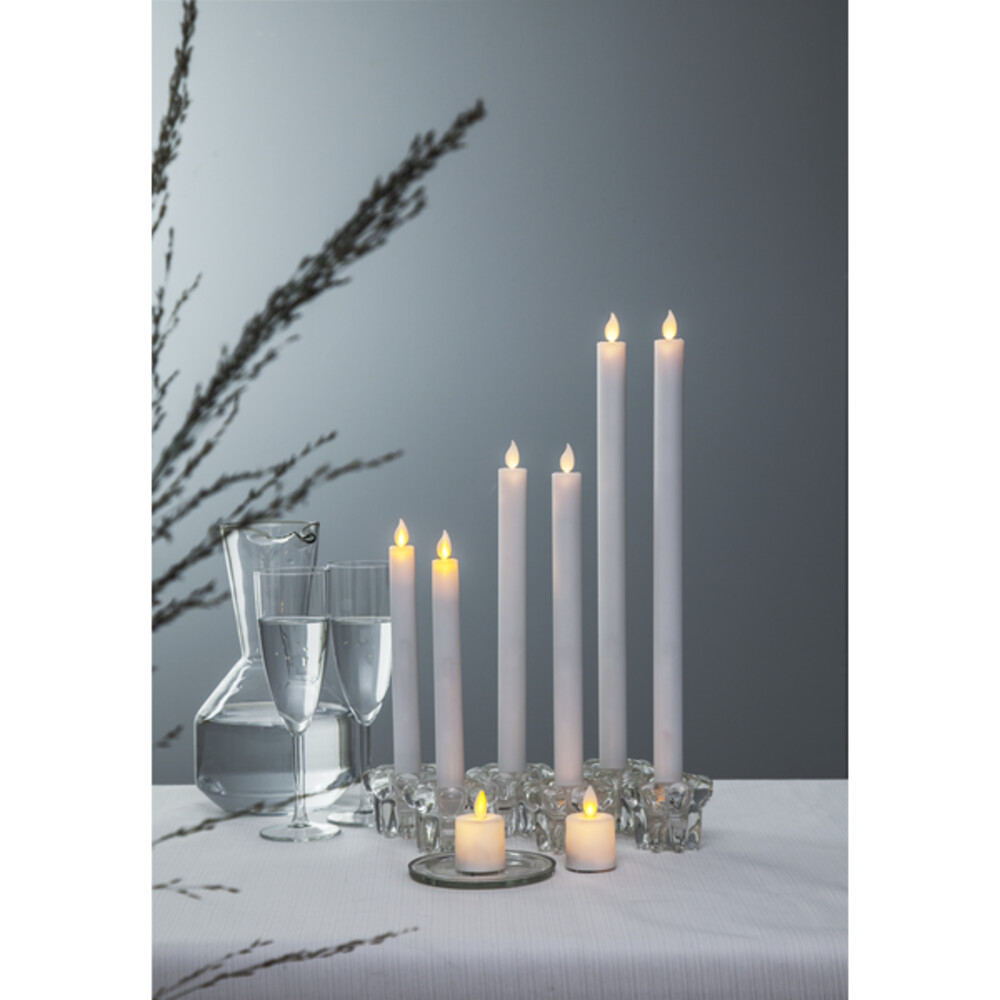 Weiße, langgestreckte LED Kerzen von Star Trading mit beweglicher Flamme und Timer Funktion