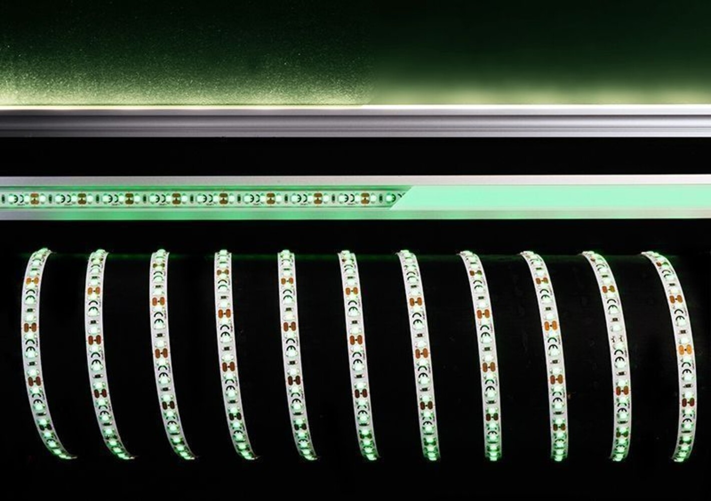 Leuchtend grüner, flexibler LED Streifen von Deko-Light