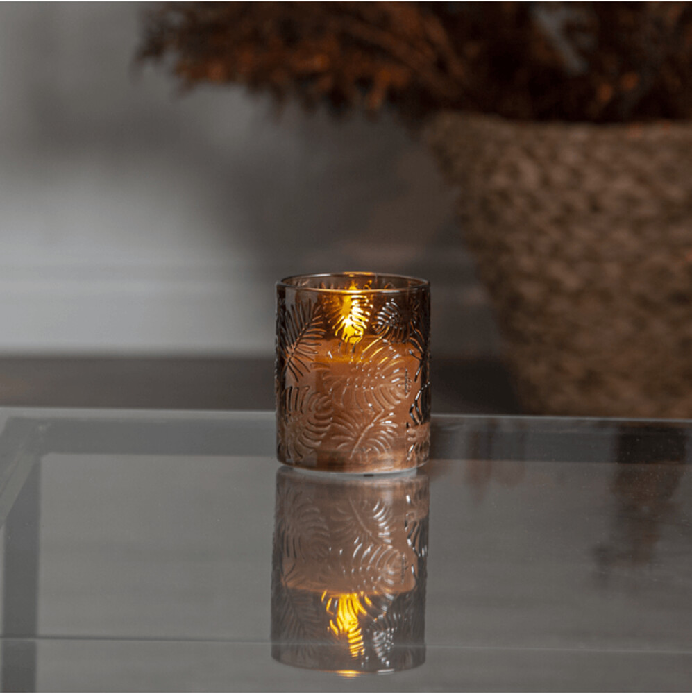 Realistische LED Kerze von Star Trading im braunen Glas mit Blattmuster