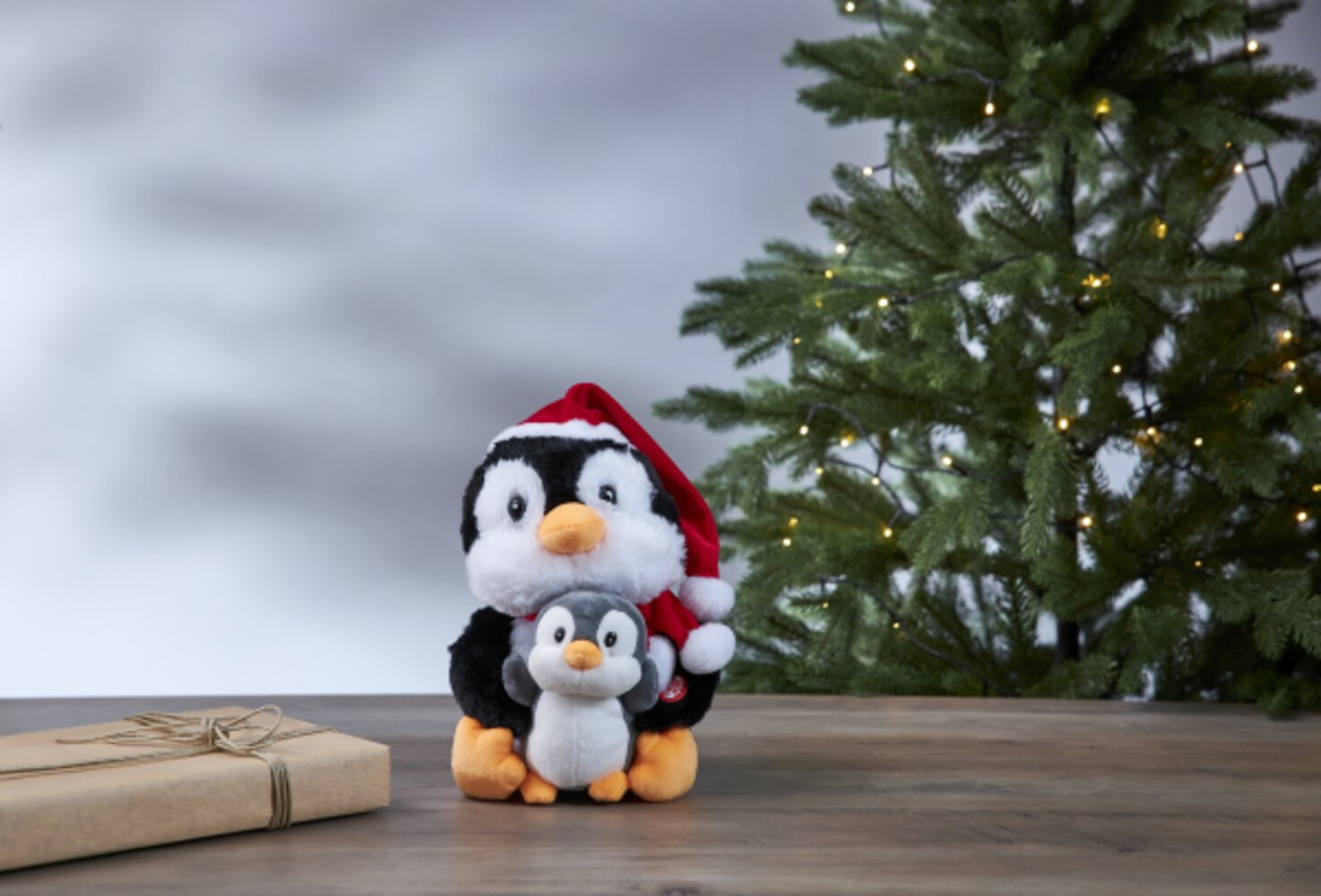Bunte Pinguin-Leuchtfigur von Star Trading, die fröhlich Let it Snow singt