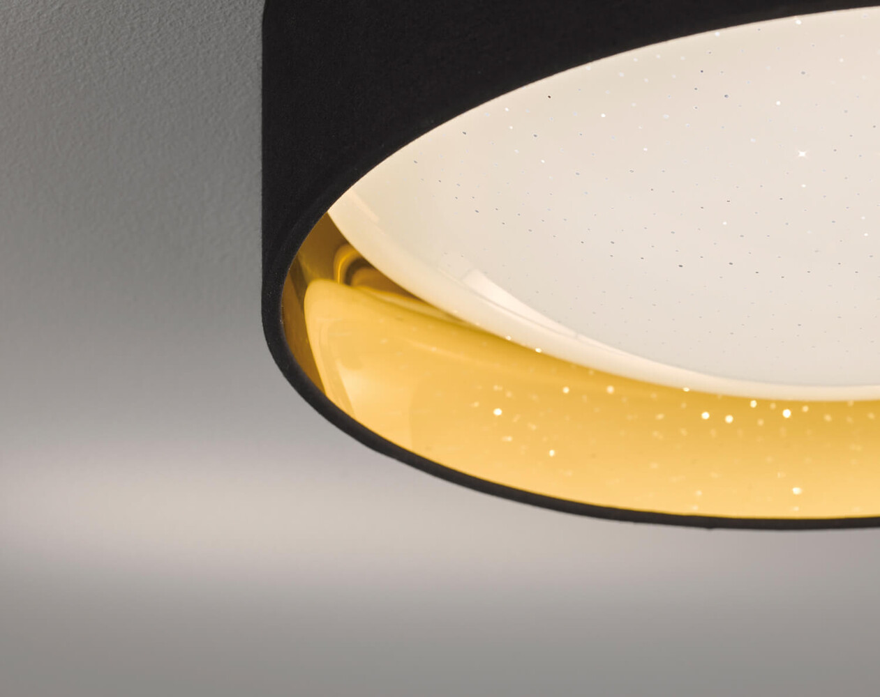 Erstklassige Deckenleuchte von Fischer & Honsel in schwarz und goldfarbenem Acrylglas mit effizienter LED Technologie