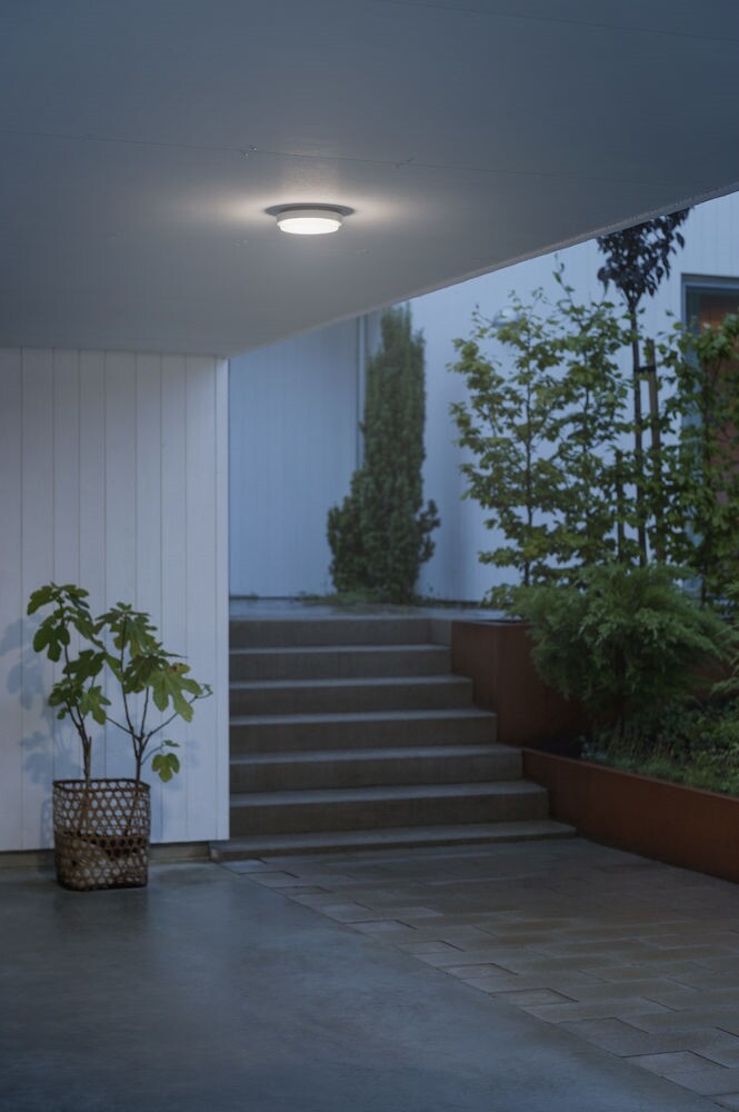 Stilvolle weiße Außenwandleuchte Cesena von Konstsmide, ausgeleuchtet mit einer 10W LED